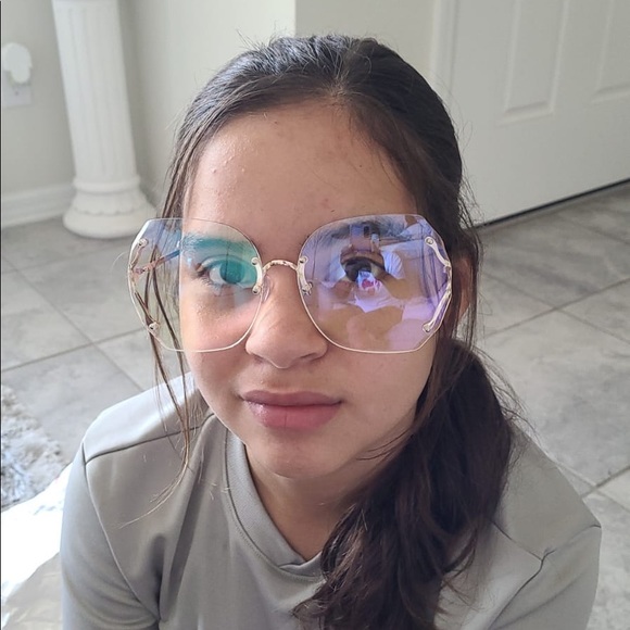 Sunglasses new with litters scratches no return no - Picture 1 of 2